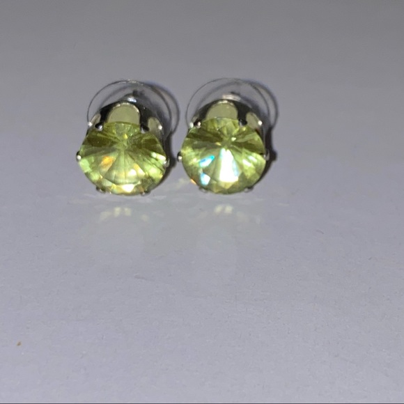 Large stud earrings - Picture 2 of 6